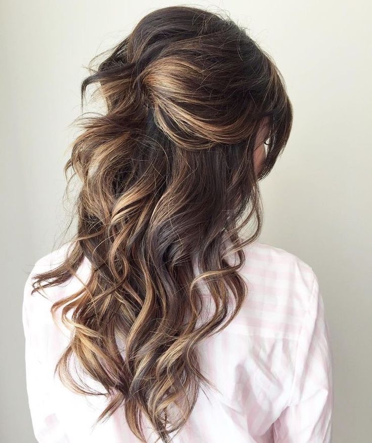A bride hairstyle with loose curls
