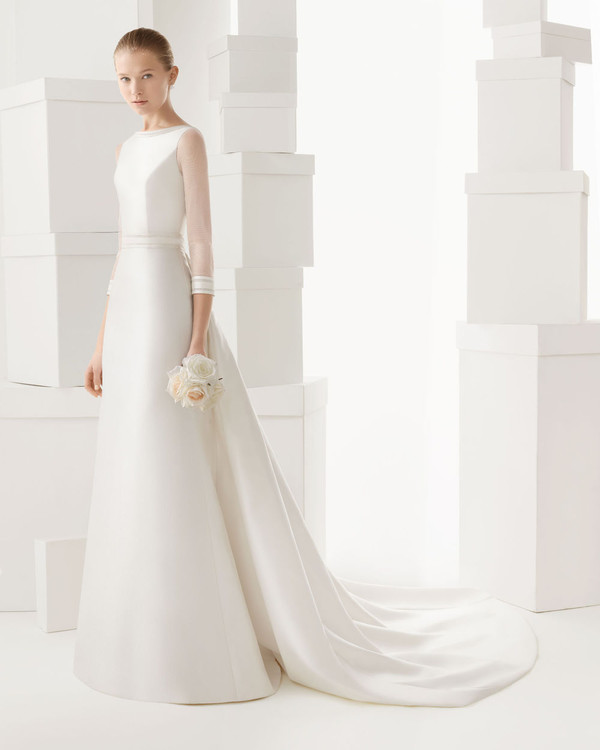 A minimalistic A-line wedding dress with sleeves