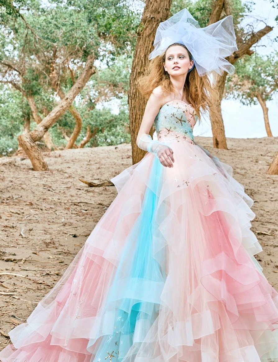 robe de mariée colorée princesse jupe à volant embelli de sequins