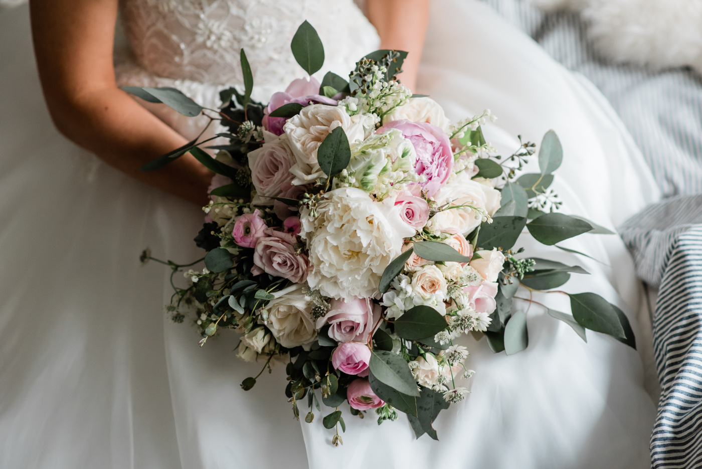 How to Make a Wedding Bouquet Yourself and Save Some Wedding Budget